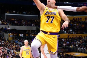 包含清晨丹佛掘金备战NBA季后赛，防线松动细节曝光，悬念犹存，临场指挥获称赞的词条